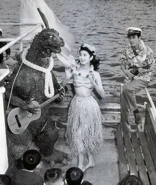 Illustration for article titled Behind-the-scenes Godzilla photos were charming, absolutely ridiculous